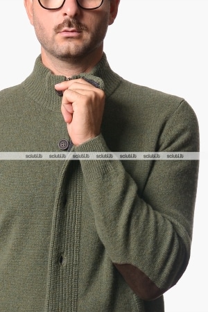 Cardigan Barbour uomo verde oliva con patch e bottoni in lana